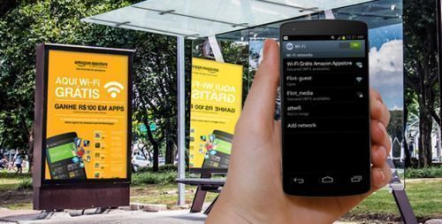 Amazon aproveitou a sinalização dos pontos de ônibus para comunicar aniversário e oferecer conexão de internet gratuita