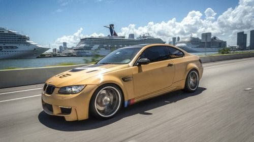 BMW envelopada com vinil 3M Brushed Gold pela Florida Car Wrap: campeã do Wrap2Wrap Battle