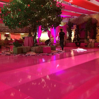 A Dolce Design, de New York, nos EUA, criou uma pista de dança rosa para a recepção de um casamento. Foram usados vinis da linha 700 High Performance Film