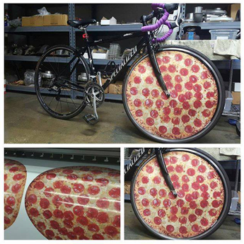 Fotos de pizzas foram impressas em vinis MPI 1005 Supercast Easy Apply RS pela Red Line Design, nos EUA
