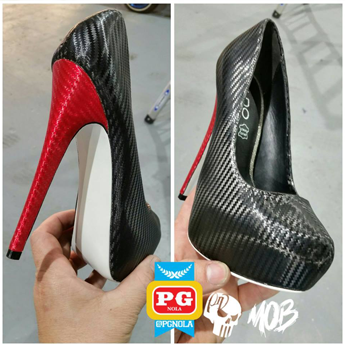 Os sapatos foram personalizados com os filmes Supreme Wrapping Film Black e Red Carbon Fiber pela PG NOLA, de New Orleans, nos EUA