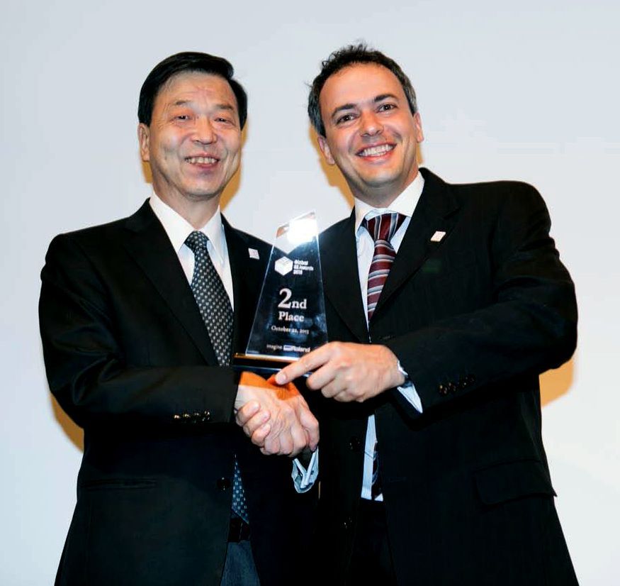 Alexandre Geraldi recebe troféu de executivo da Roland DG, no Japão