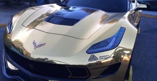 Corvette Stingray, no estande da DUB, foi envelopado com vinil cromo dourado