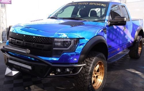 Ford Raptor, no estande Galpin Auto Sport, recebeu envelopamento de filmes cromo azul