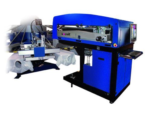 Acoplada em impressoras carrosséis serigráficas, a Paradigm II é uma estação adicional de impressão digital direta em tecidos