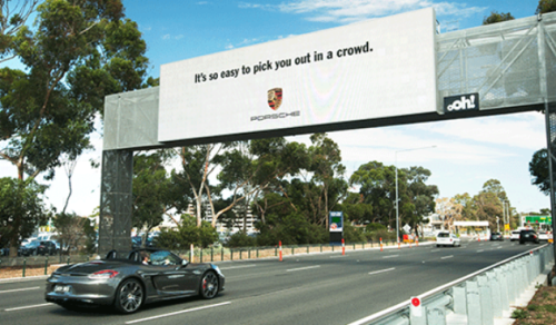 Outdoor eletrônico exibiu mensagens específicas ao reconhecer carros Porsche entre os demais veículos que passavam próximos ao aeroporto de Melbourne, na Austrália
