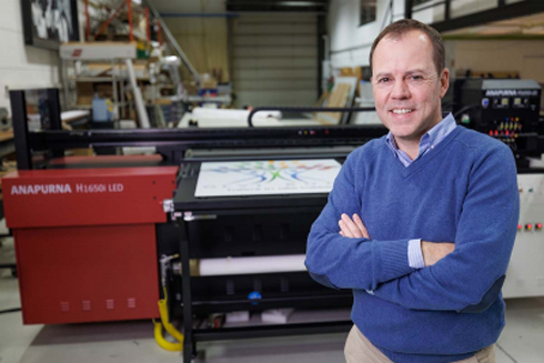 Ary Maes, gerente da AMS Digital Printing, investiu em uma impressora Anapurna H1650i LED, da Agfa