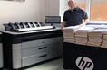 Impressoras de grande formato estampam padrões de costura para uniformes hospitalares